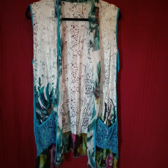 NWOT Beautiful 2 pc. top🍓* - Picture 3 of 5